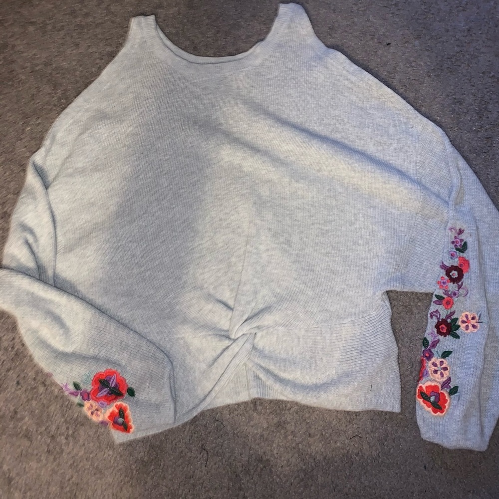 Grey cut out top 🌿